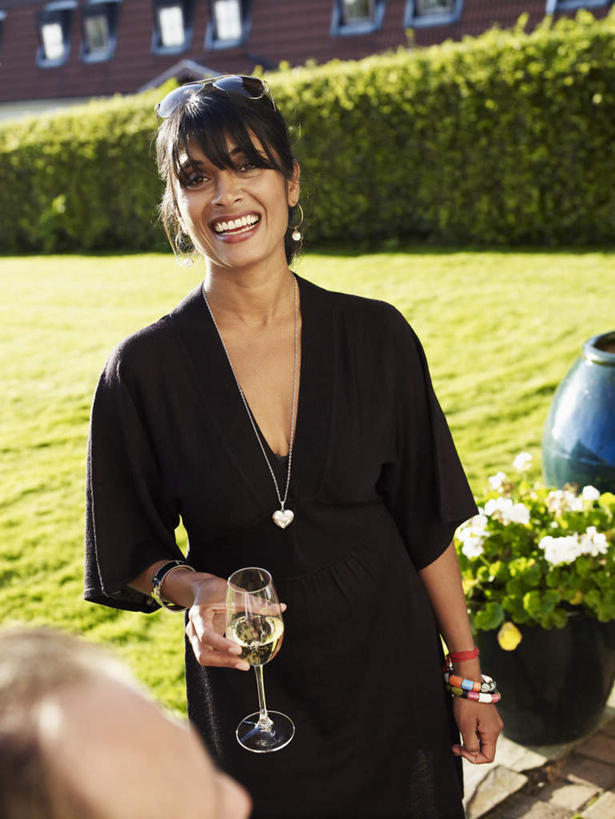 啤酒,西方人,两个人,伙伴,朋友,家,站,笑,微笑,露齿笑,竖图,室外,白天,正面,旅游,度假,友谊,草地,草坪,美景,植物,别墅,城市风光,标志建筑,城市,地标,建筑,杯子,项链,欧洲,黑人,欧洲人,握,时间,高脚杯,墨镜,盆栽,时钟,手表,眼镜,房屋,屋子,景观,公寓,盆景,红酒杯,地面,酒类,拿,计时,拿着,注视,娱乐,建设,洋房,楼房,住宅,玻璃制品,酒,装饰品,草,饮料,绿色,自然,耳环,酒杯,容器,饰品,首饰,太阳镜,太阳眼镜,钟表,观察,看,站着,享受,休闲,表,遮阳镜,景色,放松,握着,生长,成长,观看,储藏,腕表,察看,储存,关注,金饰,耳饰,友情,男人,男性,年轻男性,年轻女性,女人,女性,白种人,玻璃杯,钟,站立,半身,彩图,房子,贮存