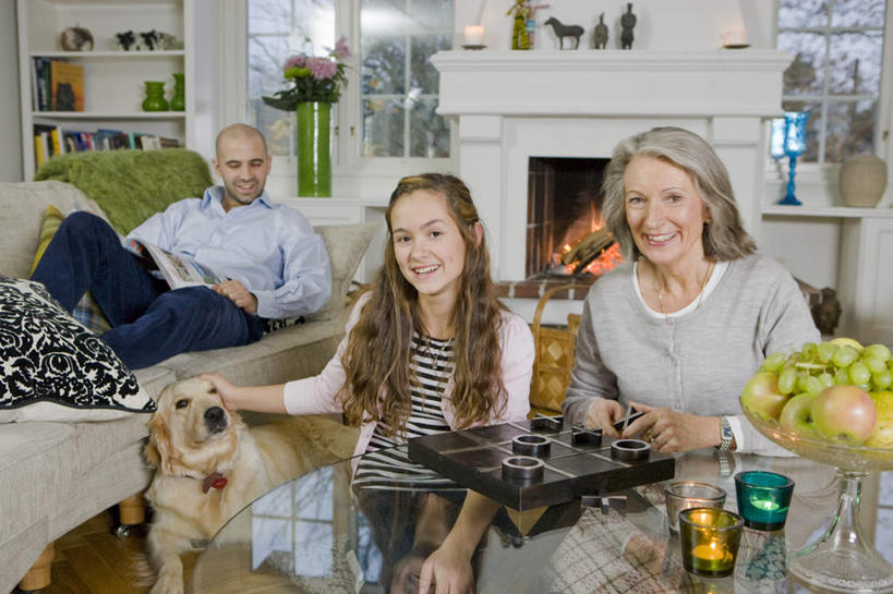 西方人,三个人,家庭,客厅,坐,躺,笑,摸,微笑,露齿笑,横图,室内,白天,正面,游戏,热情,餐桌,窗户,地板,柜子,靠垫,沙发,桌子,宠物,狗,苹果,葡萄,花瓶,火,蜡烛,书籍,水果,玻璃,欧洲,欧洲人,抚摸,握,新鲜,盛开,格子,火炉,火焰,篮子,盘,图案,烛光,陶瓷,生食,食品,果实,提子,靠枕,陶瓷制品,地面,燃烧,拿,玩,花蕾,拿着,注视,娱乐,木地板,玻璃窗,玻璃制品,花,花瓣,花朵,鲜花,食物,粉色,绿色,动物,盘子,瓶子,抱枕,橱柜,枕头,花苞,花蕊,低头,点燃,观察,看,休闲,温暖,温馨,一家人,可爱,益智,握着,有机食品,绿色食品,餐台,水果盘,观看,活动,和睦,察看,起居室,发泄,关注,消遣,智力,布艺沙发,忠诚,宣泄,葡萄之王,卧着,老年女性,男人,男性,年轻男性,年轻女性,女人,女性,白种人,书,图书,犬,山葫芦,蒲桃,草龙珠,触摸,接触,躺着,玩耍,卧,嬉戏,坐着,半身,彩图,融洽