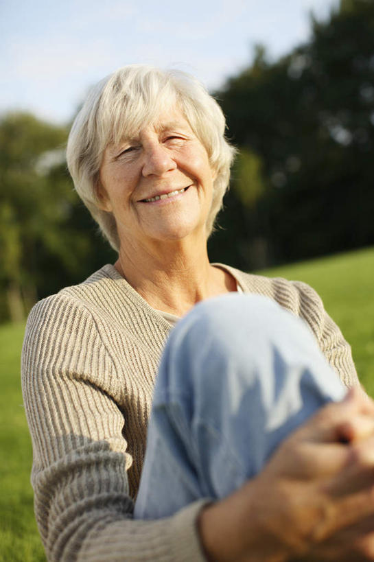 西方人,脸,头,脸颊,手,一个人,坐,笑,微笑,竖图,室外,特写,白天,正面,草地,草坪,植物,欧洲,欧洲人,仅一个女性,仅一个人,抱腿,阴影,朦胧,模糊,光线,影子,草,树,树木,绿色,天空,阳光,自然,手部,仅一个老年女性,生长,成长,老年女性,女人,女性,白种人,头部,脸部,脸蛋,面部,抬头,仰头,坐着,半身,彩图