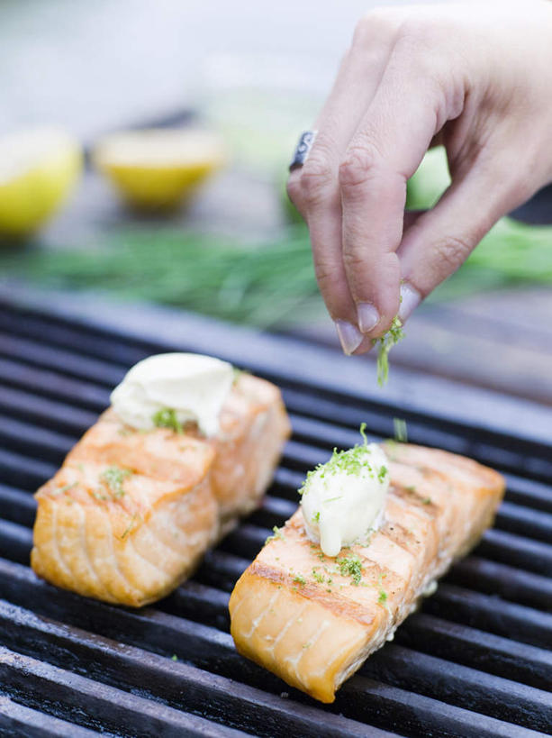 海鲜,三文鱼,西方人,一个人,举,竖图,俯视,室内,特写,白天,烧烤,鲑鱼,蔬菜,欧洲,欧洲人,仅一个年轻女性,仅一个女性,仅一个人,两块,朦胧,模糊,鱼,葱,青葱,烤架,烤肉,拿,拿着,洒,水产,鱼类,海洋生物,托,铁架,大马哈鱼,水生动物,海产品,水生物,海底动物,撒蒙鱼,萨门鱼,冰海之皇,鲑,马哈鱼,麻哈鱼,大麻哈鱼,年轻女性,女人,女性,白种人,举起,举手,举着,撒,向上举,向上伸,向上托,半身,彩图,高角度拍摄