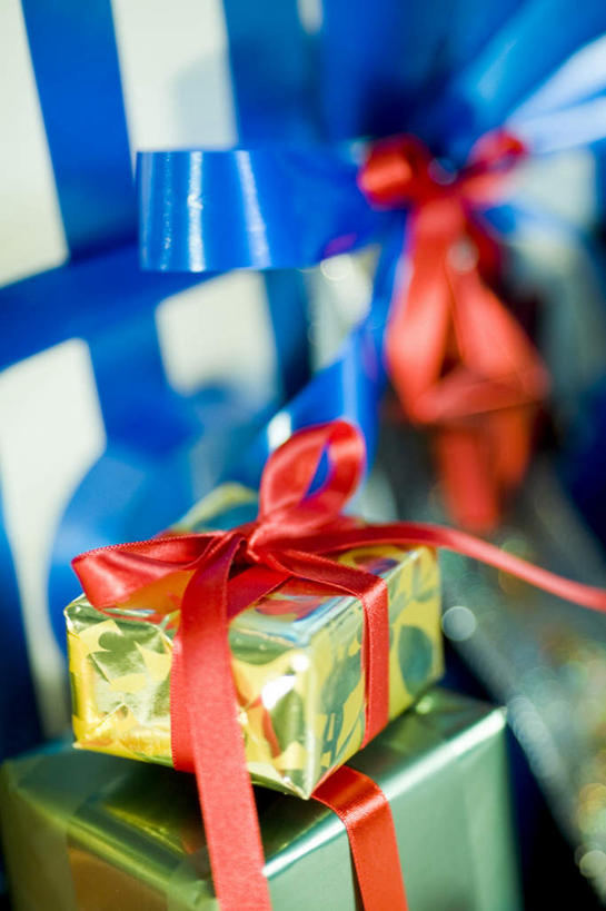 无人,竖图,俯视,室内,特写,白天,静物,礼盒,礼物,圣诞节,节日,庆祝,丝绸,丝带,纸盒,缎带,文化,绸带,盒子,红色,蓝色,包装盒,礼品盒,庆典,两盒,摄影,礼品,影棚,纪念,彩图,高角度拍摄,影棚拍摄,拍摄
