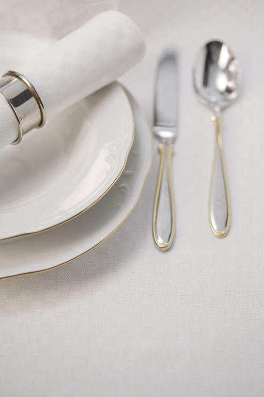 无人,竖图,俯视,室内,特写,白天,餐桌,桌面,桌子,静物,餐具,布料,叉子,刀叉,刀子,布纹,桌布,白色,餐巾,台布,摄影,影棚,餐台,餐刀,餐叉,餐巾环,进餐用具,彩图,高角度拍摄,影棚拍摄,拍摄