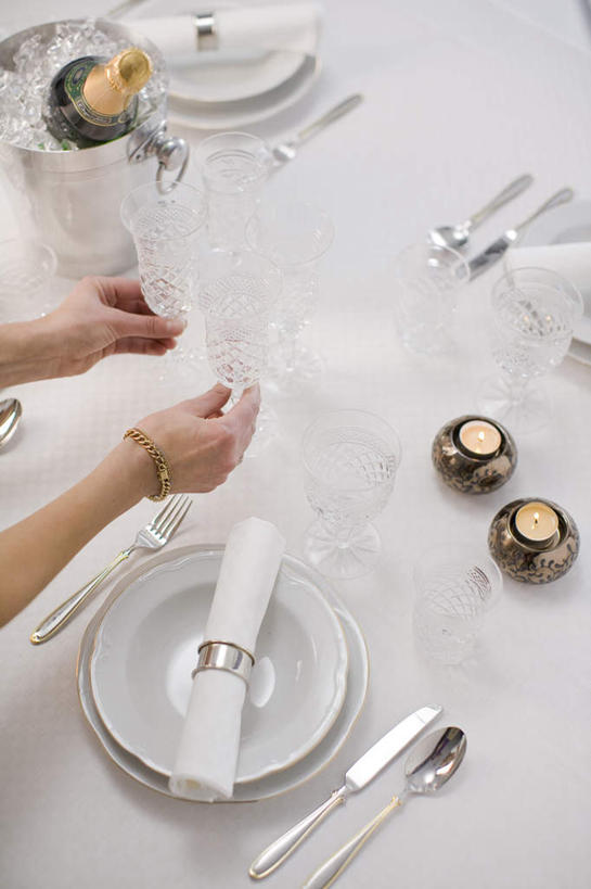 西方人,一个人,站,竖图,俯视,室内,白天,餐桌,桌子,杯子,餐具,欧洲,欧洲人,仅一个年轻女性,仅一个女性,仅一个人,握,叉子,刀叉,刀子,碟子,高脚杯,盘,铁桶,桶,红酒杯,拿,拿着,玻璃制品,酒瓶,盘子,玻璃瓶,餐巾,酒杯,瓶子,容器,碟,站着,握着,餐台,储藏,储存,餐刀,冰桶,餐叉,香槟桶,餐巾环,年轻女性,女人,女性,白种人,玻璃杯,进餐用具,站立,半身,彩图,高角度拍摄,贮存