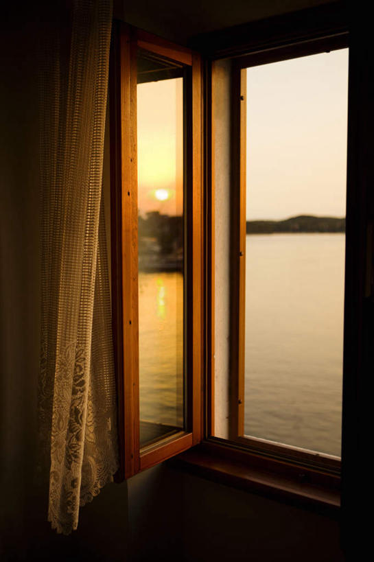 无人,竖图,室外,白天,正面,湖,湖泊,日落,水,窗户,窗帘,欧洲,克罗地亚,阴影,平静,光线,木制,影子,湖面,水流,水面,晚霞,霞光,玻璃窗,红色,蓝色,蓝天,天空,阳光,黄昏,木制品,湖水,天,彩霞,安静,晴朗,宁静,静谧,万里无云,镇静,冷静,沉静,克罗地亚共和国,安祥,僻静,清静,太平,晴空,晴空万里,夕阳,彩图