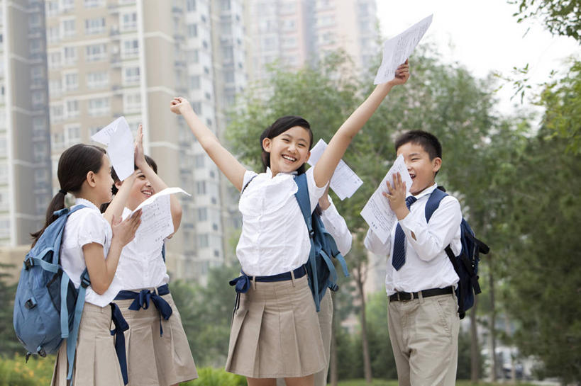 东方人,西方人,儿童,四个人,学生,学校,教学楼,操场,举,笑,鼓掌,微笑,露齿笑,横图,室外,白天,正面,裙子,快乐,兴奋,友谊,幸福,纯洁,实验,研发,北京,欧洲,中国,欧洲人,亚洲,第一名,正装,欢呼,研究,科学,书包,教育,拿着,校园,刺激,小孩,背包,托,教室,校服,比较,活力,可爱,童年,童趣,摄影,生长,生活方式,科研,考试,祝贺,化验,检验,童真,东亚,烂漫,无邪,成绩单,无忧无虑,获胜,天真,男孩,女孩,白种人,亚洲人,中国人,孩子,举起,举手,举着,向上举,向上伸,向上托,彩图,教学大楼,小学,男生,女生,小学生,白色人种,国际学校,挨着,好消息