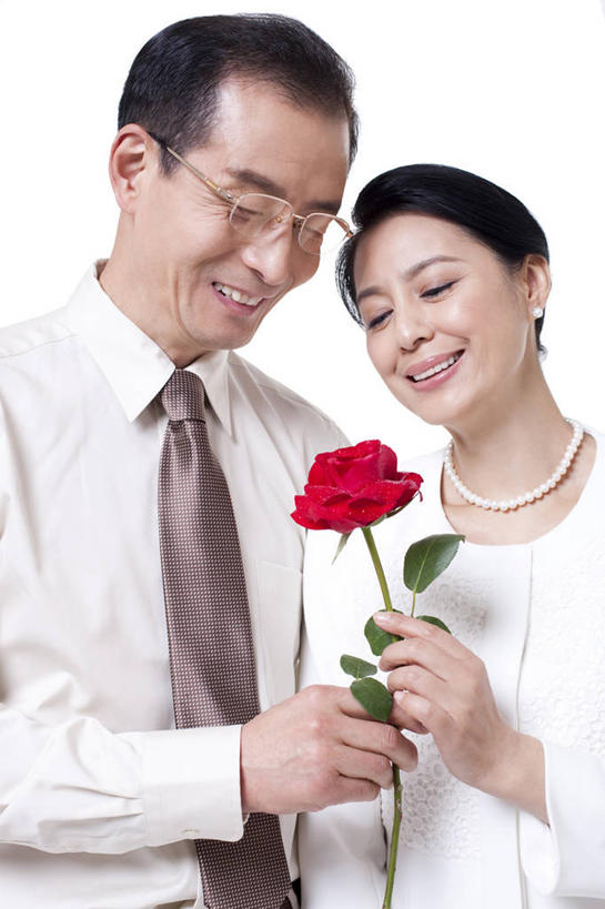 东方人,成年人,中年人,老年人,两个人,家庭,丈夫,妻子,笑,微笑,露齿笑,竖图,留白,白色背景,正面,快乐,满意,幸福,骄傲,成功,项链,北京,中国,亚洲,正装,并排,眼镜,浪漫,拿着,注视,花朵,观察,看,搭,财富,摄影,影棚,生活方式,观看,协调,察看,高雅,优美,享乐,贵族,成就,搭着,关爱,关注,摄影棚,华贵,婚姻,东亚,异性恋,老年男性,老年女性,男人,男性,女人,女性,亚洲人,中国人,半身,彩图,影棚拍摄,爱,欢乐,拍摄,伴侣,上层阶级,挨着