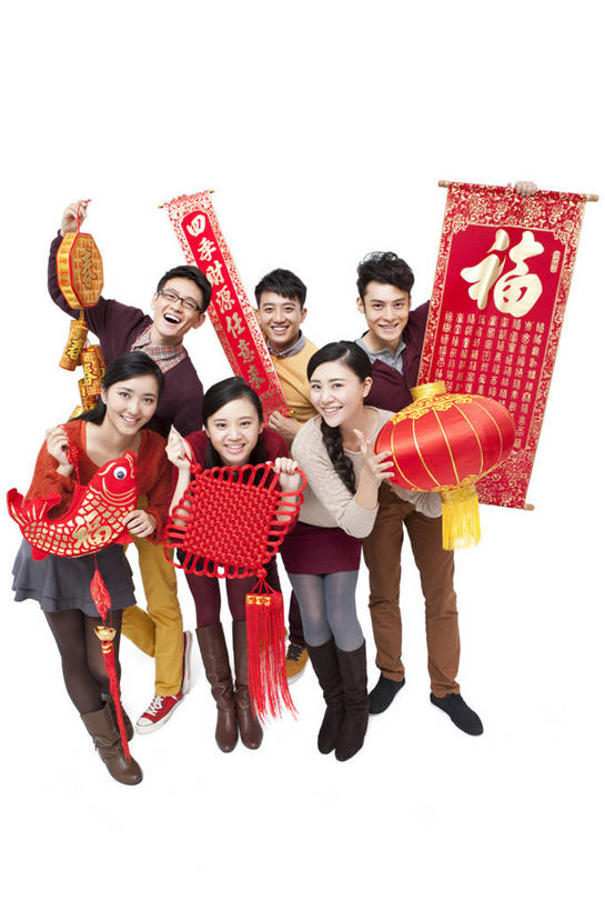 东方人,成年人,举,笑,微笑,露齿笑,竖图,白色背景,正面,毛衣,时尚,快乐,友谊,幸福,运气,鲤鱼,照明,北京,中国,春节,对联,亚洲,吊挂,悬挂,节日,并排,灯笼,纸灯笼,祝福,挂,拿着,休闲装,传统,鱼类,焰火,福字,中国结,灯具,托,活力,摄影,影棚,协调,照亮,享乐,愉悦,照明设备,中国文化,摄影棚,祝贺,问候,东亚,男人,男性,年轻男性,年轻女性,女人,女性,亚洲人,中国人,年轻人,爆竹,举起,举手,举着,向上举,向上伸,向上托,彩图,影棚拍摄,欢乐,拍摄,拜年,给予,传统文化,法定假日,传统节日