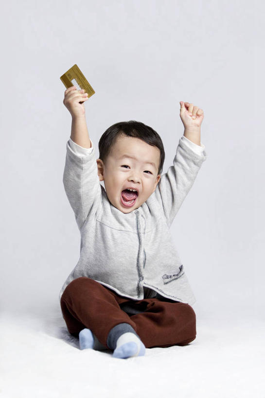 东方人,儿童,一个人,银行,坐,举,笑,微笑,露齿笑,横图,留白,正面,快乐,兴奋,幸福,纯洁,信用卡,北京,中国,亚洲,仅一个男性,仅一个人,灰色背景,欢呼,大喊,拿着,刺激,小孩,仅一个小孩,可爱,童年,童趣,财富,摄影,生长,幽默,便利,金卡,出示,童真,东亚,烂漫,无邪,发展,无忧无虑,天真,男孩,男人,男性,亚洲人,中国人,孩子,盘着腿坐,彩图,影棚拍摄,欢乐,男生,幼儿