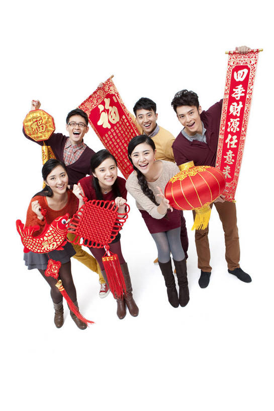 东方人,成年人,举,笑,微笑,露齿笑,竖图,白色背景,正面,毛衣,时尚,快乐,友谊,幸福,运气,鲤鱼,照明,北京,中国,春节,对联,亚洲,吊挂,悬挂,节日,并排,灯笼,纸灯笼,祝福,挂,拿着,休闲装,传统,鱼类,焰火,福字,中国结,灯具,托,活力,摄影,影棚,协调,照亮,享乐,愉悦,照明设备,中国文化,摄影棚,祝贺,问候,东亚,男人,男性,年轻男性,年轻女性,女人,女性,亚洲人,中国人,年轻人,爆竹,举起,举手,举着,向上举,向上伸,向上托,彩图,影棚拍摄,欢乐,拍摄,拜年,给予,传统文化,法定假日,传统节日