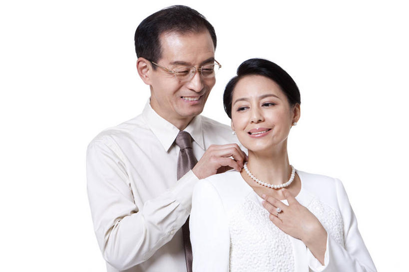 东方人,成年人,中年人,老年人,两个人,家庭,丈夫,妻子,笑,微笑,露齿笑,横图,留白,白色背景,正面,快乐,满意,幸福,项链,珠宝,北京,亚洲,捆扎,正装,眼镜,珍珠,浪漫,财富,摄影,影棚,生活方式,协助,珍贵,贵族,关爱,摄影棚,婚姻,东亚,异性恋,老年男性,老年女性,男人,男性,女人,女性,亚洲人,中国人,半身,彩图,影棚拍摄,爱,欢乐,拍摄,伴侣,上层阶级,挨着