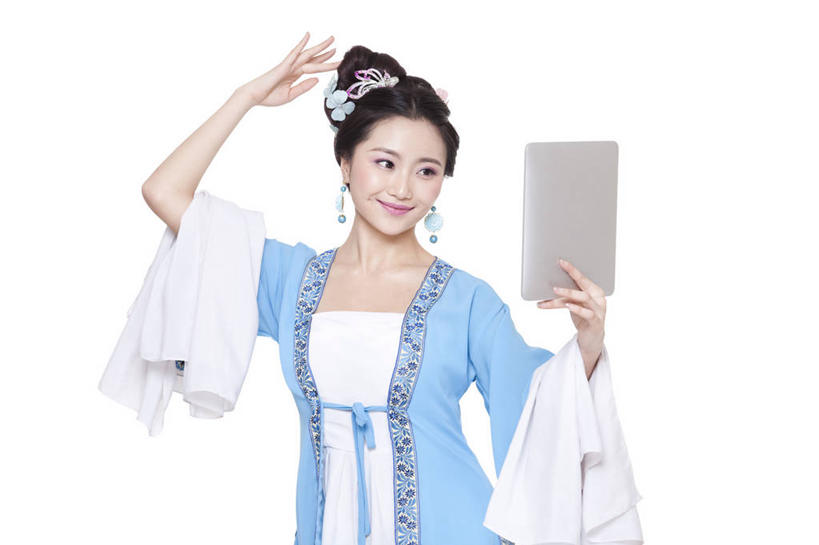 东方人,成年人,一个人,举,微笑,横图,留白,白色背景,正面,民族服装,快乐,自由,幸福,互联网,技术,镜子,北京,中国,亚洲,仅一个年轻女性,仅一个女性,仅一个人,表演,连接,摇摆,服装,艺术,缎带,古典,拿着,文化,表演者,现代,传统,扮演,拍照,衣服,发饰,乐趣,美女,平衡,自拍,摄影,服饰,影棚,兰花指,幽默,仙女,古装,创造力,演出,袖子,高雅,优美,享乐,娱乐活动,发髻,中国文化,摄影棚,肖像,网上冲浪,反差,古典风格,演出服,平板电脑,东亚,东亚文化,韵味,无线电技术,年轻女性,女人,女性,亚洲人,中国人,年轻人,触摸,半身,彩图,影棚拍摄,传统服装,民俗服,装扮,欢乐,拍摄,魅力,传统文化,美人,水袖