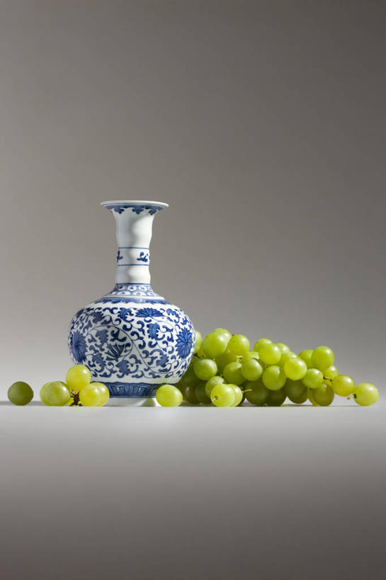 无人,竖图,彩色,特写,留白,葡萄,静物,水果,中国,亚洲,灰色背景,材料,瓷器,食品,陶瓷制品,串,饮食,绿色,摄影,有机食品,影棚,青花瓷,五颜六色,宁静,色彩斑斓,清新,中国文化,摄影棚,五彩缤纷,东亚,健康食物,五彩斑斓,五光十色,彩图,影棚拍摄,拍摄,传统文化
