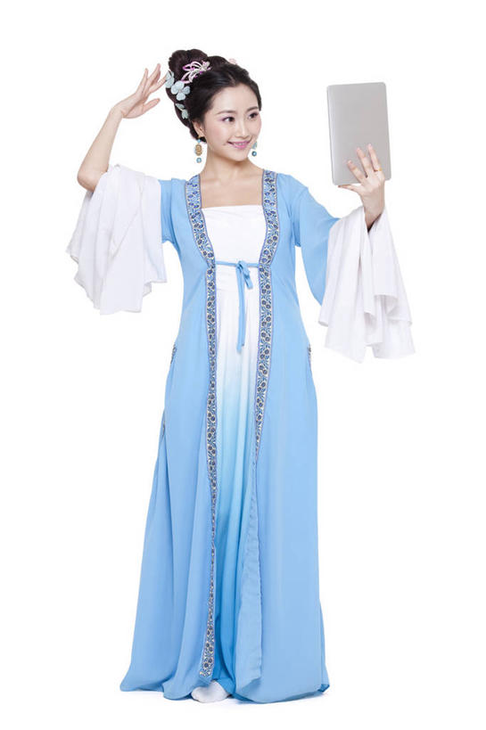 东方人,成年人,一个人,举,笑,微笑,露齿笑,竖图,留白,白色背景,正面,民族服装,快乐,自由,幸福,互联网,技术,镜子,北京,中国,亚洲,仅一个年轻女性,仅一个女性,仅一个人,表演,连接,摇摆,服装,艺术,缎带,古典,拿着,文化,表演者,现代,传统,扮演,拍照,衣服,发饰,乐趣,美女,平衡,自拍,摄影,服饰,影棚,兰花指,幽默,仙女,古装,创造力,演出,袖子,高雅,优美,享乐,娱乐活动,发髻,中国文化,摄影棚,肖像,网上冲浪,反差,古典风格,演出服,平板电脑,东亚,东亚文化,韵味,无线电技术,年轻女性,女人,女性,亚洲人,中国人,年轻人,触摸,彩图,影棚拍摄,传统服装,民俗服,装扮,欢乐,拍摄,魅力,传统文化,美人,水袖