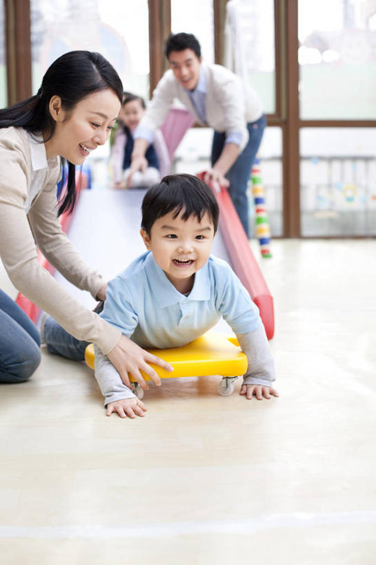 东方人,儿童,成年人,学生,教师,笑,微笑,露齿笑,竖图,室内,正面,游戏,快乐,幸福,纯洁,合作,信心,北京,中国,亚洲,五个人,滑,教育,拿着,休闲装,刺激,小孩,职业,教室,体育课,同学,活力,可爱,乐趣,童年,童趣,摄影,生长,生活方式,指导,活动,保护,协助,支撑,协调,接,专心,享乐,关爱,童真,东亚,烂漫,无邪,发展,勇气,责任,无忧无虑,天真,信任,男孩,男人,男性,年轻男性,年轻女性,女孩,女人,女性,亚洲人,中国人,孩子,年轻人,张开手臂,彩图,欢乐,男生,女生,挨着,好奇心