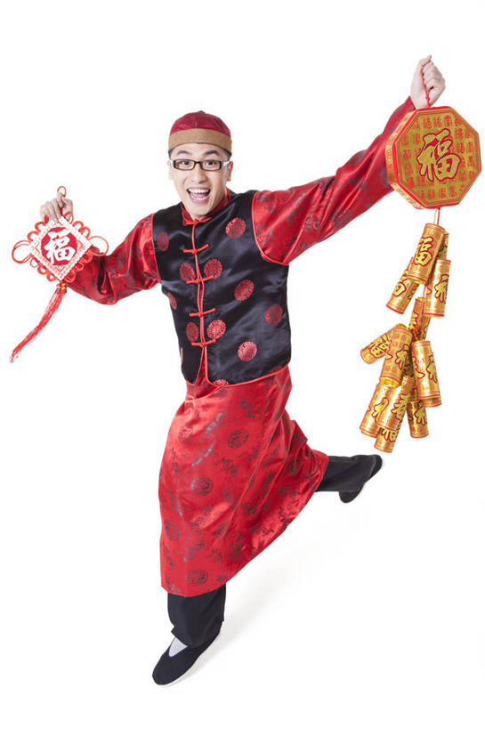 东方人,成年人,一个人,跑,举,笑,微笑,露齿笑,竖图,留白,白色背景,正面,快乐,兴奋,幸福,运气,北京,中国,春节,亚洲,仅一个男性,仅一个人,节日,眼镜,祝福,拿着,传统,刺激,盛装,仅一个年轻男性,衣服,焰火,福字,托,摄影,影棚,幽默,愉悦,中国文化,摄影棚,祝贺,东亚,男人,男性,年轻男性,亚洲人,中国人,年轻人,爆竹,举起,举手,举着,向上举,向上伸,向上托,彩图,影棚拍摄,传统服装,装扮,欢乐,拍摄,唐装,传统文化,传统节日