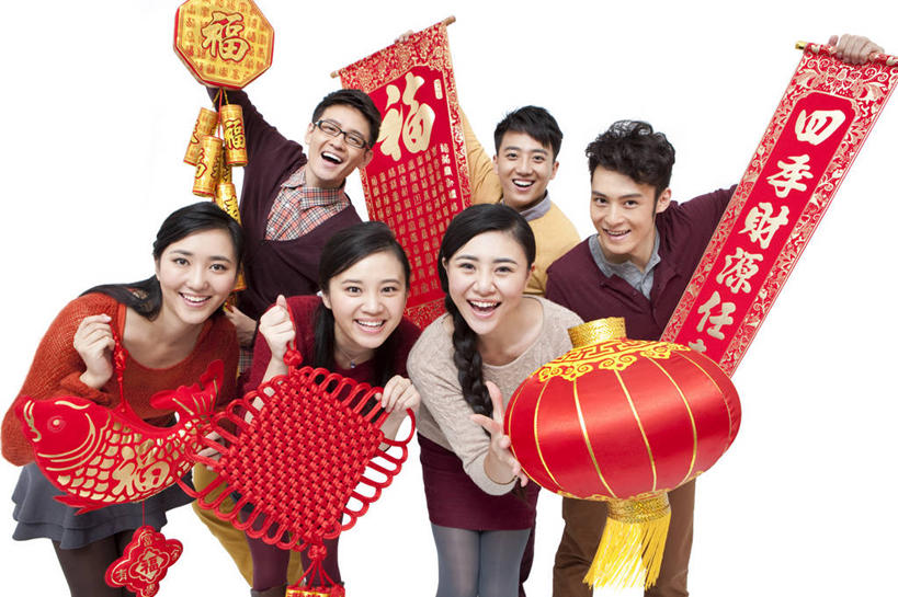 东方人,成年人,举,笑,微笑,露齿笑,横图,白色背景,正面,毛衣,时尚,快乐,友谊,幸福,运气,鲤鱼,照明,北京,中国,春节,对联,亚洲,吊挂,悬挂,节日,并排,灯笼,纸灯笼,祝福,挂,拿着,休闲装,传统,鱼类,焰火,福字,中国结,灯具,托,活力,摄影,影棚,协调,照亮,享乐,愉悦,照明设备,中国文化,摄影棚,祝贺,问候,东亚,男人,男性,年轻男性,年轻女性,女人,女性,亚洲人,中国人,年轻人,爆竹,举起,举手,举着,向上举,向上伸,向上托,彩图,影棚拍摄,欢乐,拍摄,拜年,给予,传统文化,法定假日,传统节日