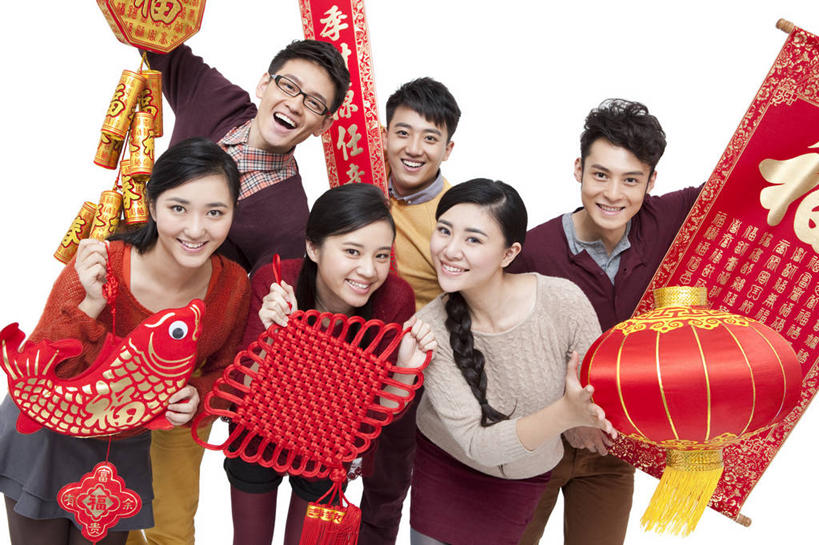 东方人,成年人,举,笑,微笑,露齿笑,横图,白色背景,正面,毛衣,时尚,快乐,友谊,幸福,运气,鲤鱼,照明,北京,中国,春节,对联,亚洲,吊挂,悬挂,节日,并排,灯笼,纸灯笼,祝福,挂,拿着,休闲装,传统,鱼类,焰火,福字,中国结,灯具,托,活力,摄影,影棚,协调,照亮,享乐,愉悦,照明设备,中国文化,摄影棚,祝贺,问候,东亚,男人,男性,年轻男性,年轻女性,女人,女性,亚洲人,中国人,年轻人,爆竹,举起,举手,举着,向上举,向上伸,向上托,彩图,影棚拍摄,欢乐,拍摄,拜年,给予,传统文化,法定假日,传统节日