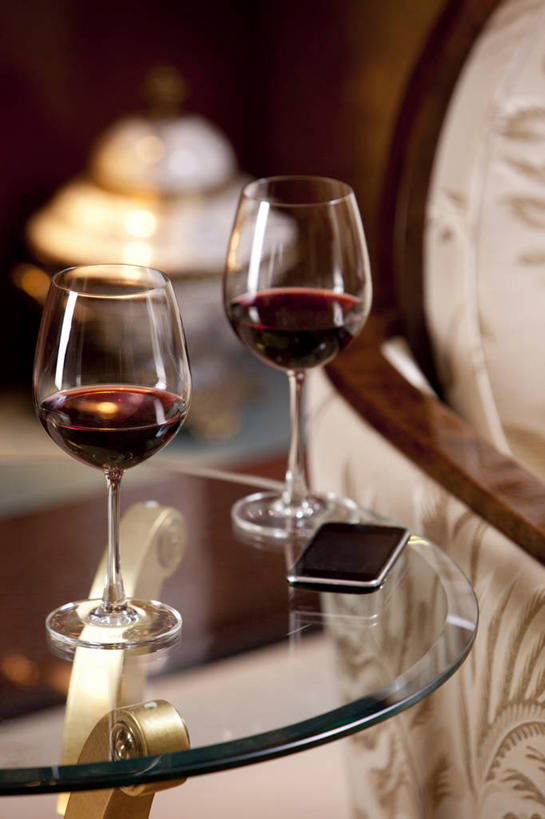 葡萄酒,无人,竖图,室内,商务,酒店,手机,椅子,北京,中国,亚洲,酒类,一对,联系,娱乐,大厅,饮食,会所,酒,饮料,两个,红葡萄酒,财富,俱乐部,摄影,扶手椅,葡萄酒杯,华贵,智能手机,东亚,欧洲文化,彩图,头等舱,上层阶级,社交