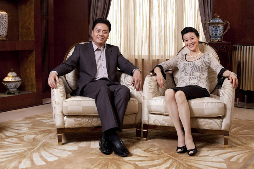 东方人,成年人,中年人,老年人,两个人,家庭,丈夫,妻子,家,坐,笑,微笑,露齿笑,横图,室内,正面,裙子,快乐,满意,幸福,骄傲,成功,信心,北京,中国,亚洲,套装,并排,温暖,温馨,一家人,财富,摄影,生活方式,协调,和睦,起居室,高雅,舒适,优美,扶手椅,享乐,贵族,成就,华贵,肖像,东亚,欧洲文化,异性恋,老年男性,老年女性,男人,男性,女人,女性,亚洲人,中国人,彩图,伴侣,融洽,上层阶级