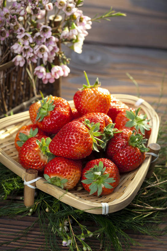 无人,竖图,俯视,室内,背景,桌子,草莓,静物,水果,中国,丰富,木材,木纹,食品,饮品,筐,花,食物,饮料,绿色,容器,概念,摄影,多样,简单,可口,东亚,健康食物,适口,彩图,高角度拍摄