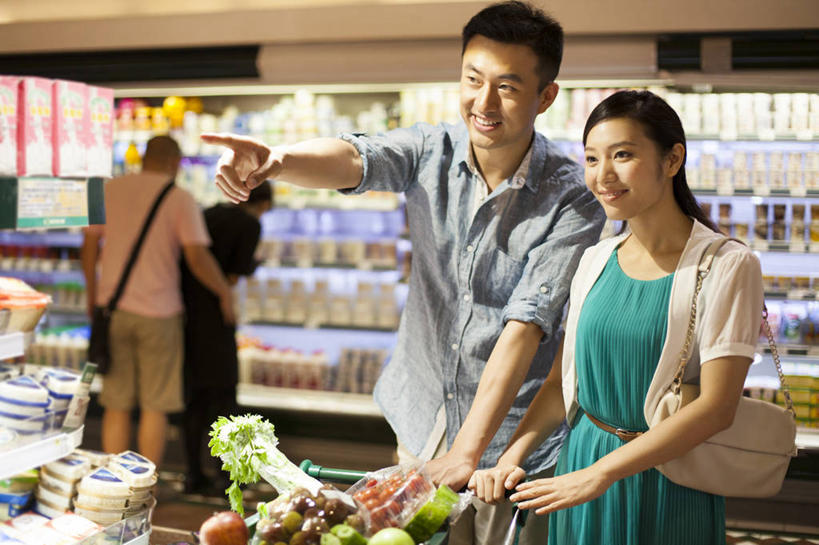 东方人,中年人,两个人,家庭,丈夫,妻子,商店,站,微笑,横图,室内,衬衫,购物,快乐,消费,蔬菜,水果,购物车,北京,中国,亚洲,许多,指,套装,并排,商品,冰箱,食品,市场,很多,指点,休闲装,货摊,饮食,架子,排列,休闲,温暖,温馨,一家人,决定,零售,摄影,发现,和睦,挑选,指向,奶制品,选择,东亚,健康食物,搜寻,异性恋,男人,男性,年轻女性,女人,女性,中年男性,亚洲人,中国人,年轻人,超级市场,彩图,伴侣,融洽