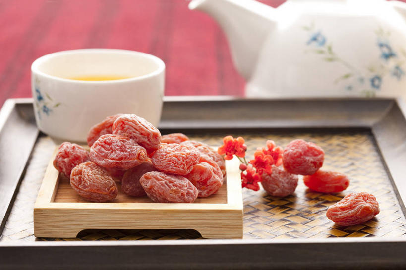 点心,无人,横图,烹饪,下午茶,桌子,静物,水果,北京,中国,亚洲,料理,美味,食品,甜点,甜品,梅花,饮品,话梅,餐盘,菜肴,美食,饮食,花,食物,糕点,饮料,红色,茶壶,果酱,甜食,干果,诱惑,摄影,蜜饯,佳肴,中国茶,青花瓷,风格,膳食,可口,清新,中国文化,东亚,东亚文化,健康食物,式样,适口,茶杯,彩图,影棚拍摄,传统文化
