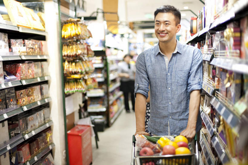 东方人,中年人,一个人,家庭,商店,推,微笑,横图,室内,正面,衬衫,购物,快乐,消费,购物车,北京,中国,亚洲,仅一个男性,许多,商品,食品,市场,很多,休闲装,货摊,架子,排列,休闲,温暖,温馨,一家人,决定,零售,摄影,发现,和睦,挑选,选择,东亚,搜寻,男人,男性,中年男性,亚洲人,中国人,超级市场,步行,半身,彩图,融洽