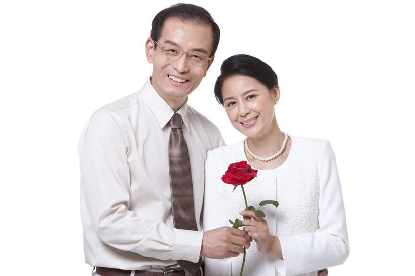 东方人,成年人,中年人,老年人,两个人,家庭,丈夫,妻子,笑,微笑,露齿笑,横图,留白,白色背景,正面,快乐,满意,幸福,项链,北京,亚洲,正装,并排,眼镜,浪漫,拿着,花朵,搭,财富,摄影,影棚,生活方式,享乐,贵族,搭着,关爱,摄影棚,婚姻,东亚,异性恋,老年男性,老年女性,男人,男性,女人,女性,亚洲人,中国人,半身,彩图,影棚拍摄,爱,欢乐,拍摄,伴侣,上层阶级,挨着