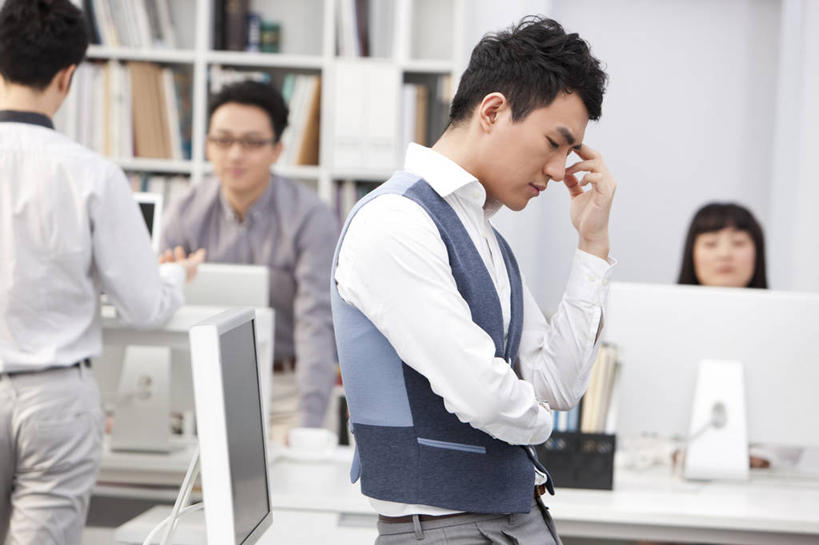 东方人,成年人,四个人,同事,商务人士,商务男性,商务女性,办公室,横图,室内,白天,侧面,衬衫,商务,时尚,通讯,成功,合作,团队,集体,信心,电脑,显示器,鼠标,键盘,互联网,技术,书架,北京,亚洲,一排,连接,套装,整齐,工作,网络,办公用品,联系,休闲装,干净,输入设备,通讯设备,现代,书桌,队伍,架子,排列,靠,靠着,职业,休闲,思考,台式电脑,活力,想,摄影,生活方式,马甲,便利,创造力,领导,企业,公司,工作室,成就,队列,努力,通信设备,忙碌,商务装,网上冲浪,计算机设备,合伙,领袖,工薪阶层,输出设备,东亚,计划书,无线电技术,担心,计算机,男人,男性,年轻男性,年轻女性,女人,女性,亚洲人,中国人,年轻人,白领,上班族,书,说话,半身,彩图,衬衣,办公室职员,开领