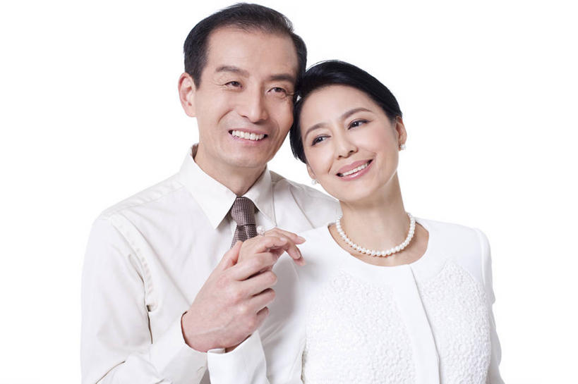 东方人,成年人,中年人,老年人,两个人,家庭,丈夫,妻子,笑,微笑,露齿笑,横图,留白,白色背景,侧面,快乐,满意,幸福,骄傲,成功,项链,北京,中国,亚洲,正装,浪漫,财富,摄影,影棚,生活方式,协调,高雅,优美,享乐,贵族,成就,关爱,摄影棚,华贵,婚姻,东亚,异性恋,老年男性,老年女性,男人,男性,女人,女性,亚洲人,中国人,手牵手,半身,彩图,影棚拍摄,爱,欢乐,拍摄,伴侣,上层阶级,挨着
