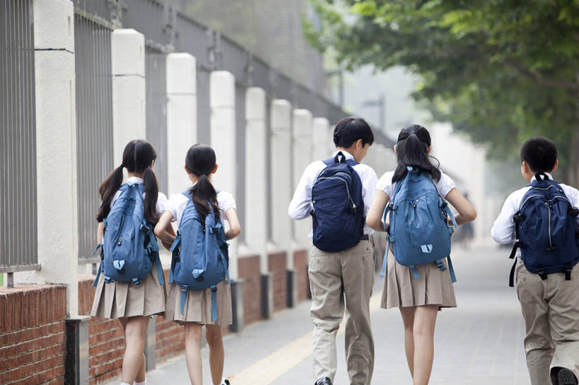 东方人,西方人,儿童,学生,横图,室外,白天,裙子,友谊,纯洁,路,北京,欧洲,中国,欧洲人,亚洲,五个人,正装,书包,人行道,围墙,教育,校园,小孩,背面,背包,健康,校服,活力,可爱,童年,童趣,摄影,生长,生活方式,童真,东亚,烂漫,无邪,无忧无虑,天真,男孩,女孩,白种人,亚洲人,中国人,孩子,步行,彩图,小学,男生,女生,小学生,白色人种,国际学校,挨着