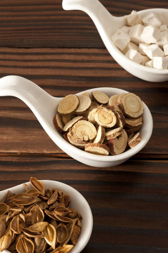 无人,医生,竖图,特写,化妆,美容,静物,北京,中国,亚洲,护肤,药,准备,材料,瓷器,草药,药草,芭蕉,书桌,传统,汤匙,医护人员,医疗人员,保养,享受,休闲,健康,放松,保健,摄影,有机食品,多样,堆,甘草,草本,中国文化,选择,干的,营养品,中医,东亚,养颜,技能,茯苓,大夫,彩图,SPA美容,传统文化,汉医,成分