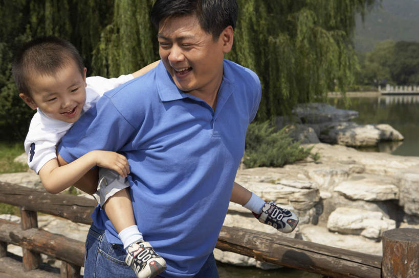 中年人,背,两个人,家庭,女儿,儿子,银行,公园,站,笑,横图,俯视,留白,正面,幸福,北京,中国,亚洲,裤子,T恤,牛仔裤,刺激,绿色,自然,夏天,背着,乐趣,生长,享乐,关爱,播放,背负,无忧无虑,男孩,中年男性,中国人,彩图,高角度拍摄,爱,欢乐