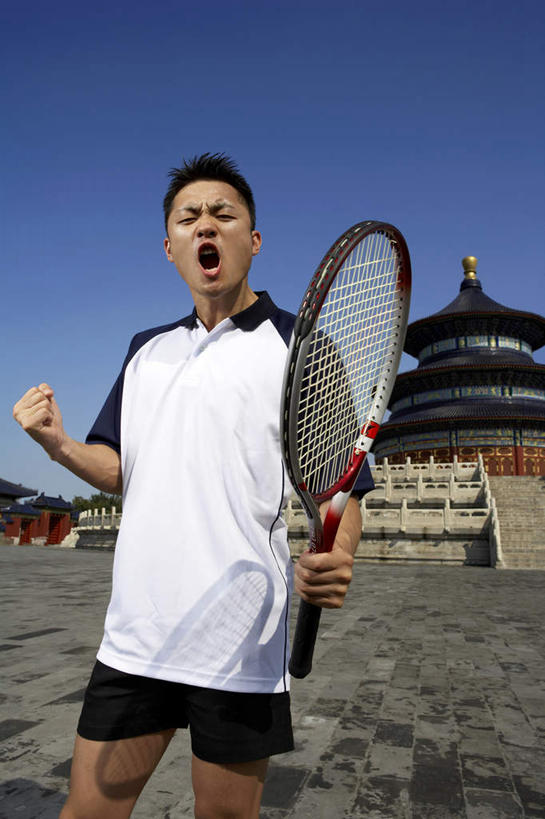 一个人,天坛,站,竖图,留白,正面,仰视,制服,满意,热情,成功,运动,竞争,北京,中国,亚洲,网球拍,大喊,传统,刺激,夏天,奥运,力量,摄影,专心,中国文化,肖像,挑战,队服,能力,网球运动,年轻男性,中国人,年轻人,彩图,低角度拍摄,精力