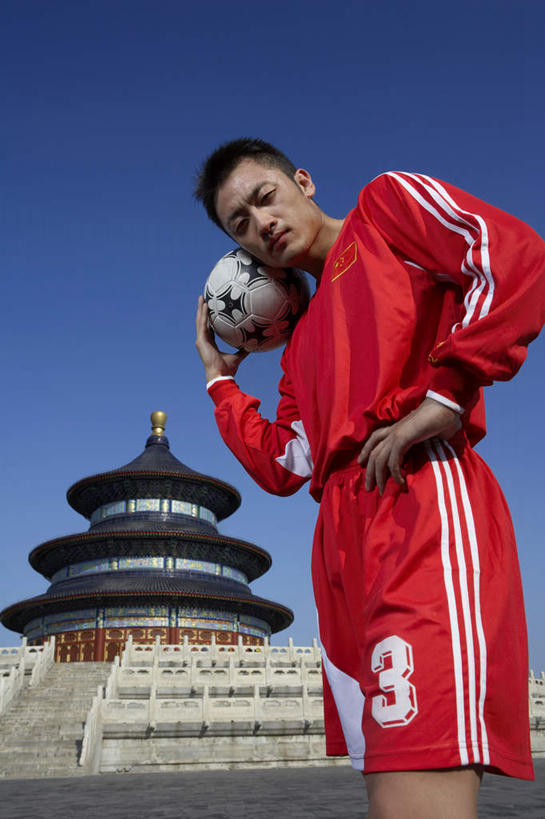 一个人,天坛,站,竖图,留白,侧面,仰视,热情,运动,信心,竞争,北京,中国,亚洲,准备,夏天,奥运,力量,摄影,希望,专心,中国文化,肖像,挑战,队服,足球运动,年轻男性,中国人,年轻人,彩图,低角度拍摄,精力