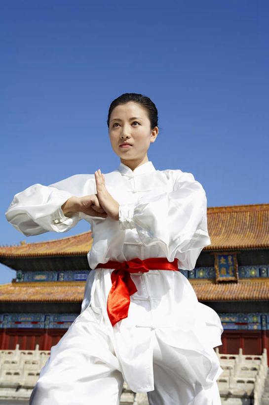 一个人,故宫,站,竖图,留白,正面,仰视,制服,锻炼,快乐,热情,比赛,运动,信心,竞争,武术,北京,中国,亚洲,准备,娱乐,传统,夏天,看,休闲,奥林匹克,奥运,力量,摄影,动作,专心,高雅,体育运动,中国文化,肖像,挑战,技能,能力,体育,年轻女性,中国人,年轻人,彩图,低角度拍摄,传统服装,健身,奥运会,奥林匹克运动,精力,摆拍