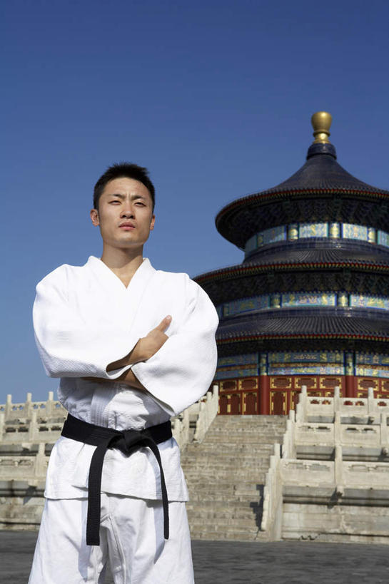 一个人,天坛,站,双手交叉,竖图,留白,正面,仰视,制服,锻炼,快乐,热情,比赛,运动,信心,竞争,柔道,北京,中国,亚洲,娱乐,传统,夏天,休闲,奥林匹克,奥运,力量,摄影,希望,专心,双手抱胸,体育运动,中国文化,黑带,挑战,体育,年轻男性,中国人,年轻人,彩图,低角度拍摄,健身,奥运会,奥林匹克运动,精力,韧性