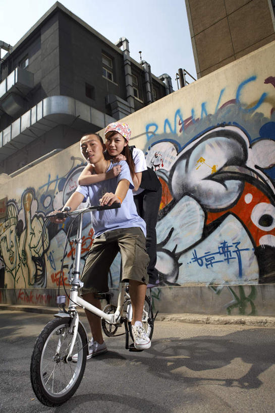 两个人,站,坐,微笑,竖图,室外,留白,正面,抽象,仰视,时尚,幸福,自行车,北京,中国,亚洲,束发带,墙,浪漫,T恤,骑,夏天,休闲,放松,活力,约会,运输,摄影,汗衫,创造力,享乐,异性恋,年轻男性,年轻女性,中国人,年轻人,彩图,低角度拍摄,爱,涂鸦