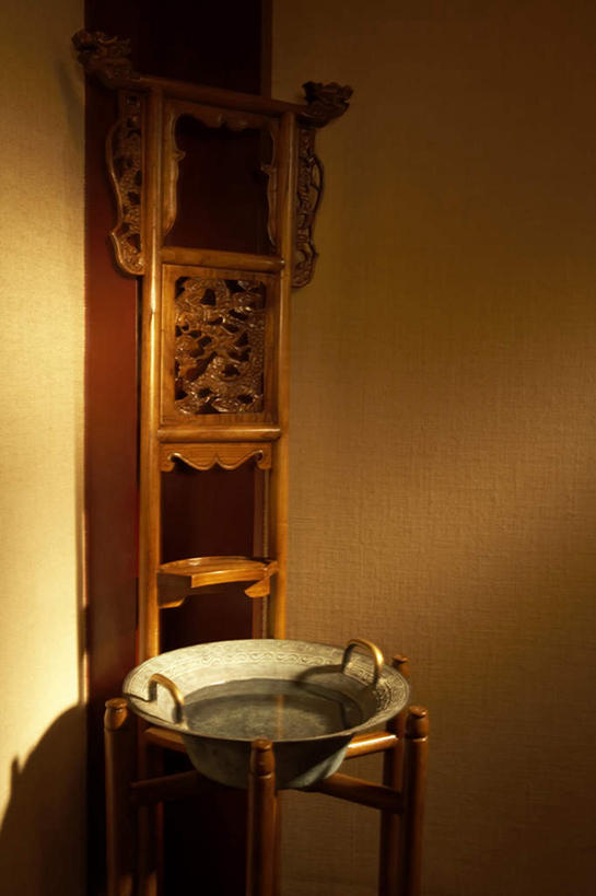 老年人,无人,设计师,竖图,俯视,室内,正面,亚洲,装饰,木制,瓷器,雕刻,房屋,围墙,热,干净,传统,架子,工艺品,茶馆,安静,古董,复杂,盆地,起居室,高雅,舒适,中国文化,手艺,东亚,东亚文化,青铜,北京市,沉没,木工,彩图,高角度拍摄,传统文化