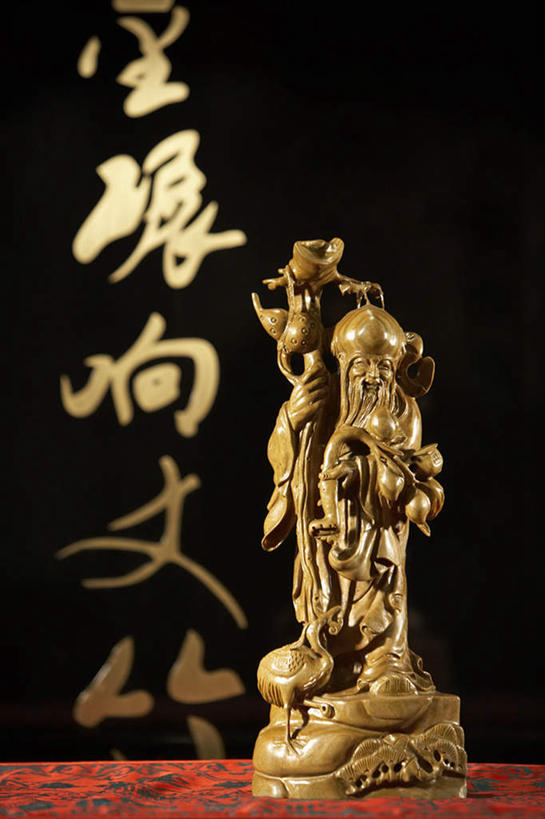 无人,设计师,竖图,室内,正面,仰视,桌子,建筑,静物,雕塑,亚洲,艺术,装饰,木制,标志,瓷器,雕刻,雕像,符号,房屋,围墙,历史,标识,传统,工艺品,汉字,古董,纪念,复杂,美术,起居室,近景,中国文化,主题,手艺,陈列,东亚,东亚文化,北京市,功能,美学,性别符号,古代文明,知识产权,木工,彩图,低角度拍摄,男性符号,传统文化,过去