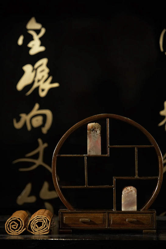 无人,设计师,竖图,室内,留白,正面,仰视,建筑,海豹,静物,亚洲,木制,瓷器,雕刻,毯子,房屋,围墙,办公用品,水晶,历史,传统,架子,文具,瑜伽垫,工艺品,垫子,汉字,块状,古董,印章,复杂,办公设备,文具用品,图章,起居室,中国文化,手艺,切断,瑜伽毯,签署,东亚,东亚文化,北京市,文化工具,鉴定,古代文明,知识产权,木工,彩图,低角度拍摄,传统文化,过去
