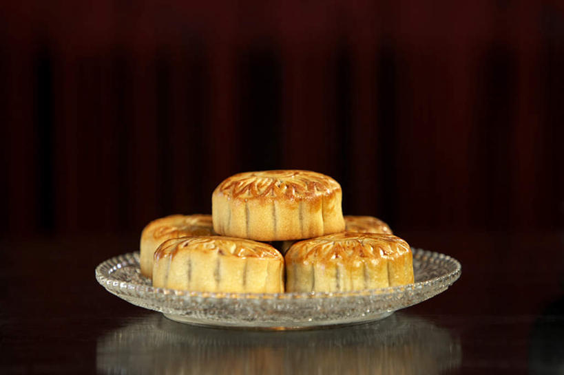 点心,月饼,无人,家庭,横图,室内,特写,桌子,中秋节,亚洲,五个,许多,黑色背景,瓷器,房屋,公寓,传统,饮食,盘子,饼干,甜食,思考,温暖,温馨,一家人,和睦,高雅,中国文化,东亚,东亚文化,北京市,彩图,融洽,蛋糕,传统文化,传统节日