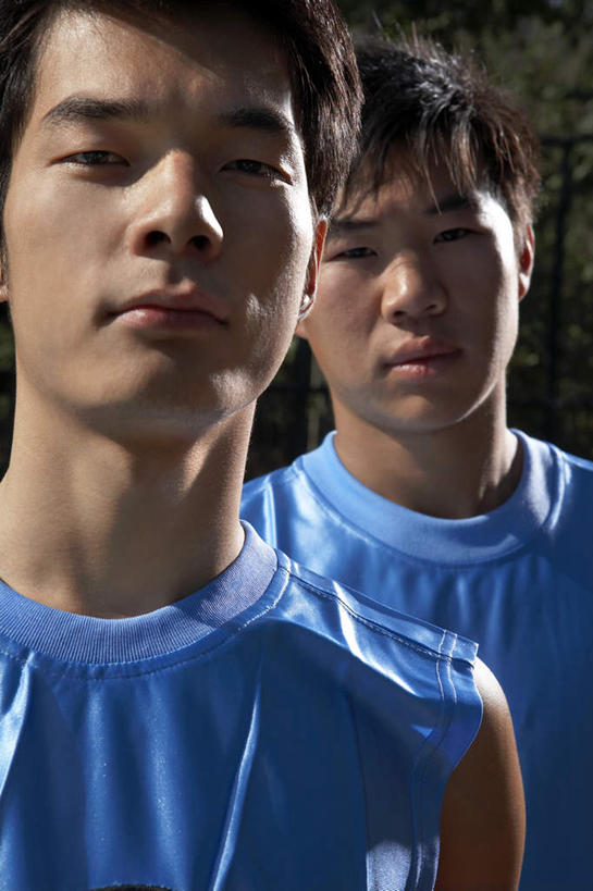 少年,脸,头,脸颊,肌肉,健壮,两个人,学生,运动员,竖图,正面,仰视,度假,友谊,运动,团队,信心,竞争,美景,城市风光,城市,北京,中国,亚洲,景观,郊区,篮球运动员,T恤,娱乐,肩膀,看,享受,休闲,健康,景色,放松,活力,力量,凝视,姿势,摄影,田径场,青春,姿态,酷,强壮,田径运动员,挑战,榜样,无忧无虑,能力,男孩,中国人,年轻人,头部,脸部,脸蛋,面部,体育运动员,运动选手,低角度拍摄,摆拍