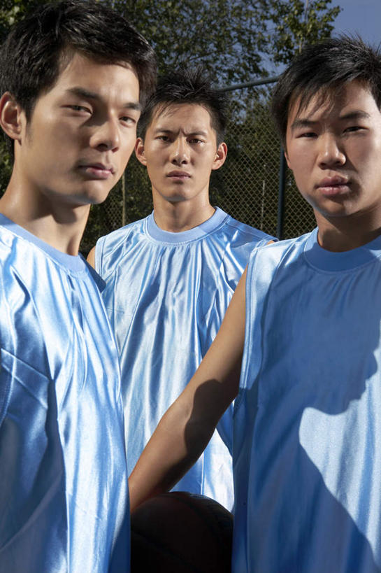 少年,肌肉,健壮,三个人,学生,运动员,竖图,室外,正面,侧面,仰视,度假,友谊,运动,团队,信心,竞争,美景,城市风光,城市,北京,中国,亚洲,景观,郊区,篮球运动员,T恤,娱乐,树,蓝色,天空,春天,夏天,看,享受,休闲,健康,景色,放松,活力,力量,凝视,姿势,摄影,青春,姿态,酷,强壮,田径运动员,挑战,篮球运动,榜样,无忧无虑,能力,男孩,中国人,年轻人,体育运动员,运动选手,半身,低角度拍摄,摆拍