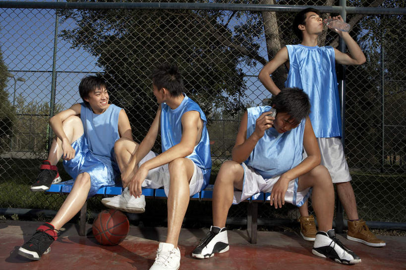 少年,肌肉,健壮,四个人,学生,运动员,站,坐,微笑,横图,室外,正面,侧面,仰视,运动鞋,度假,友谊,运动,团队,信心,竞争,美景,城市风光,城市,北京,中国,亚洲,短裤,景观,球场,郊区,篮球运动员,T恤,娱乐,袜子,树,蓝色,天空,瓶子,春天,夏天,看,享受,休闲,健康,景色,放松,活力,力量,凝视,姿势,摄影,青春,姿态,酷,强壮,田径运动员,挑战,篮球运动,长筒袜,榜样,无忧无虑,汗液,能力,团结,男孩,中国人,年轻人,体育运动员,运动选手,低角度拍摄,摆拍