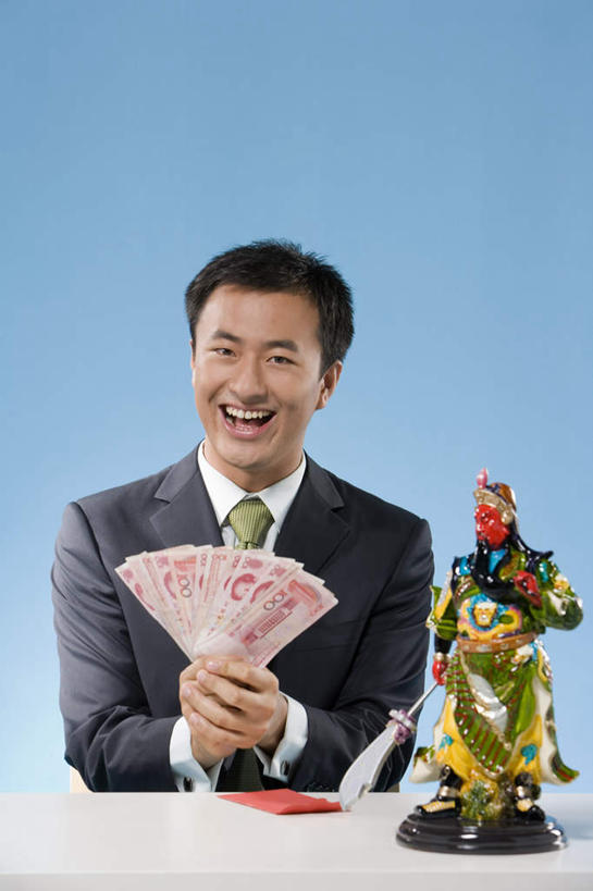 一个人,商务人士,坐,笑,微笑,竖图,室内,正面,仰视,商务,欣喜若狂,成功,北京,中国,亚洲,领带,手势,财富,摄影,中国文化,年轻男性,中国人,年轻人,彩图,低角度拍摄,影棚拍摄,打手势