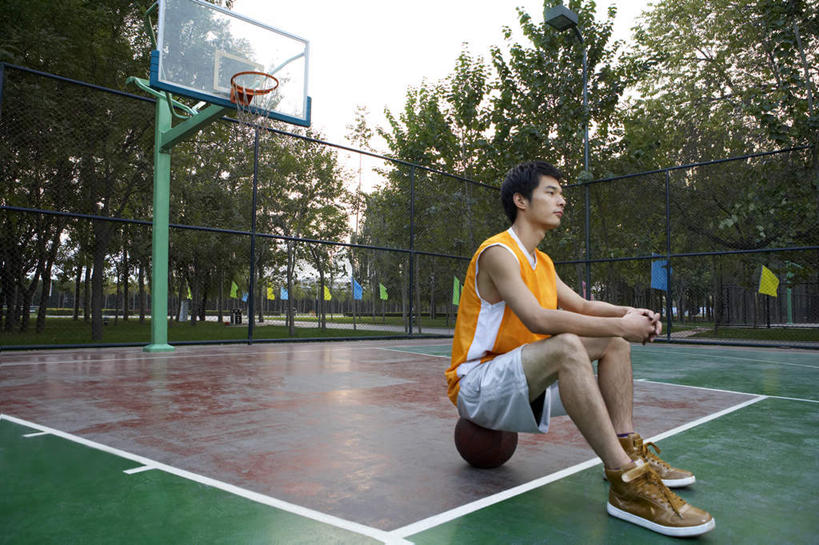 少年,一个人,学生,运动员,坐,横图,室外,白天,侧面,仰视,运动鞋,度假,满意,运动,信心,美景,城市风光,城市,北京,日光,中国,亚洲,短裤,篮球框,景观,球场,郊区,篮球运动员,T恤,娱乐,袜子,树,蓝色,天空,春天,夏天,看,享受,休闲,思考,景色,放松,活力,想,凝视,摄影,专心,姿态,酷,体育器械,田径运动员,篮球运动,长筒袜,榜样,无忧无虑,男孩,中国人,年轻人,体育运动员,运动选手,低角度拍摄