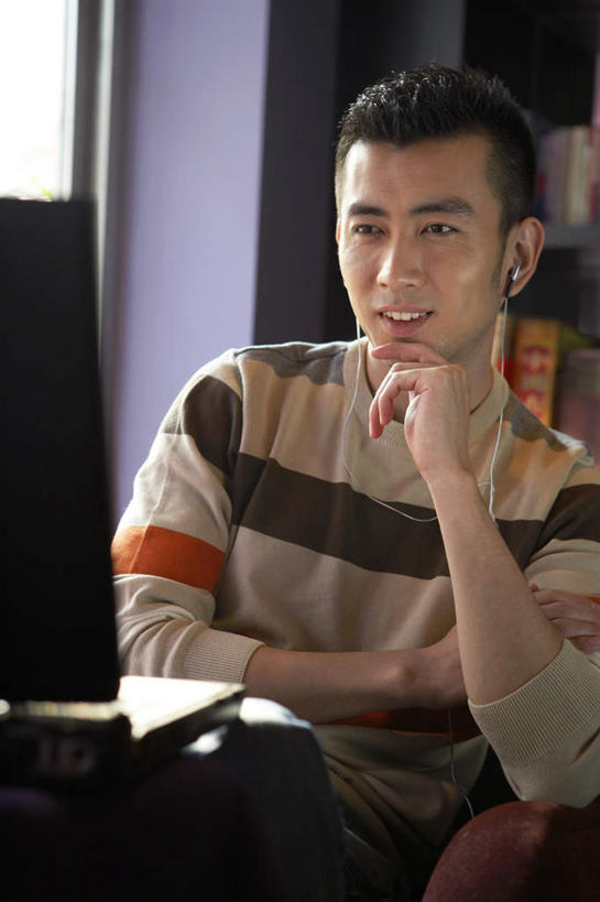 东方人,成年人,一个人,书店,坐,笑,微笑,露齿笑,竖图,室内,白天,正面,快乐,通讯,幸福,笔记本电脑,互联网,技术,窗户,书架,北京,亚洲,仅一个男性,仅一个人,撑,敲打,工作,瓷器,耳塞,联系,音乐,托腮,休闲装,输入,仅一个年轻男性,打字,托,休闲,舒服,放松,想,摄影,点击,敲击,便利,享乐,愉悦,托下巴,东亚,无线电技术,无忧无虑,按键,计算机,男人,男性,年轻男性,亚洲人,中国人,年轻人,休闲活动,半身,彩图,欢乐,咖啡馆