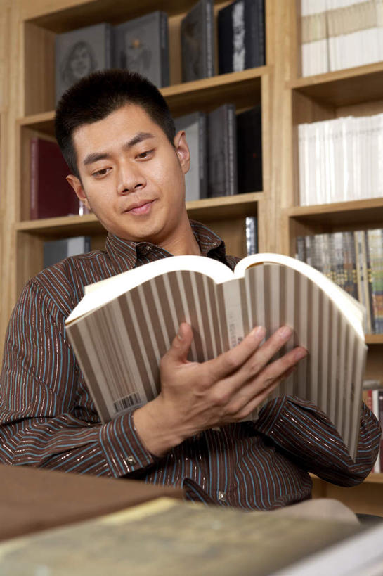 咖啡,一个人,商务人士,坐,微笑,竖图,室内,正面,仰视,衬衫,桌子,杂志,北京,中国,亚洲,木制,纸,咖啡杯,现代,饮食,看,休闲,假日,放松,摄影,高雅,年轻男性,中国人,年轻人,书,半身,彩图,低角度拍摄