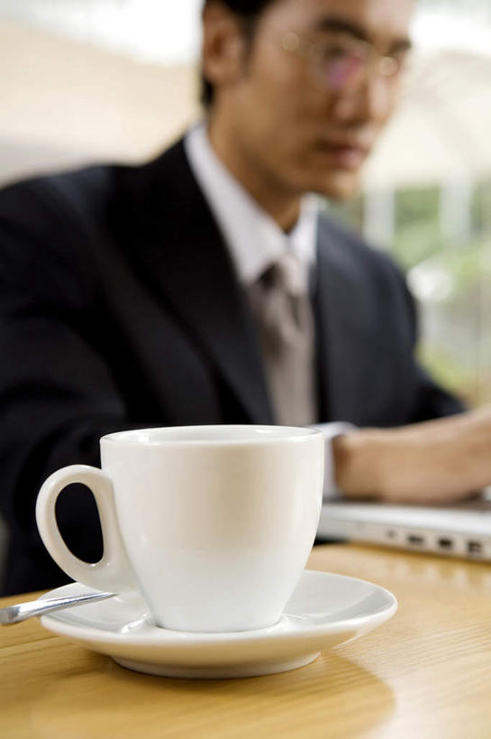 咖啡,一个人,商务人士,商务男性,坐,微笑,竖图,室内,正面,仰视,衬衫,商务,通讯,笔记本电脑,互联网,技术,窗户,城市,玻璃,北京,中国,亚洲,套装,木制,遮阳伞,咖啡杯,领带,现代,打字,看,休闲,假日,摄影,专心,努力,忙碌,商务装,工薪阶层,年轻男性,中国人,年轻人,白领,上班族,彩图,低角度拍摄,衬衣